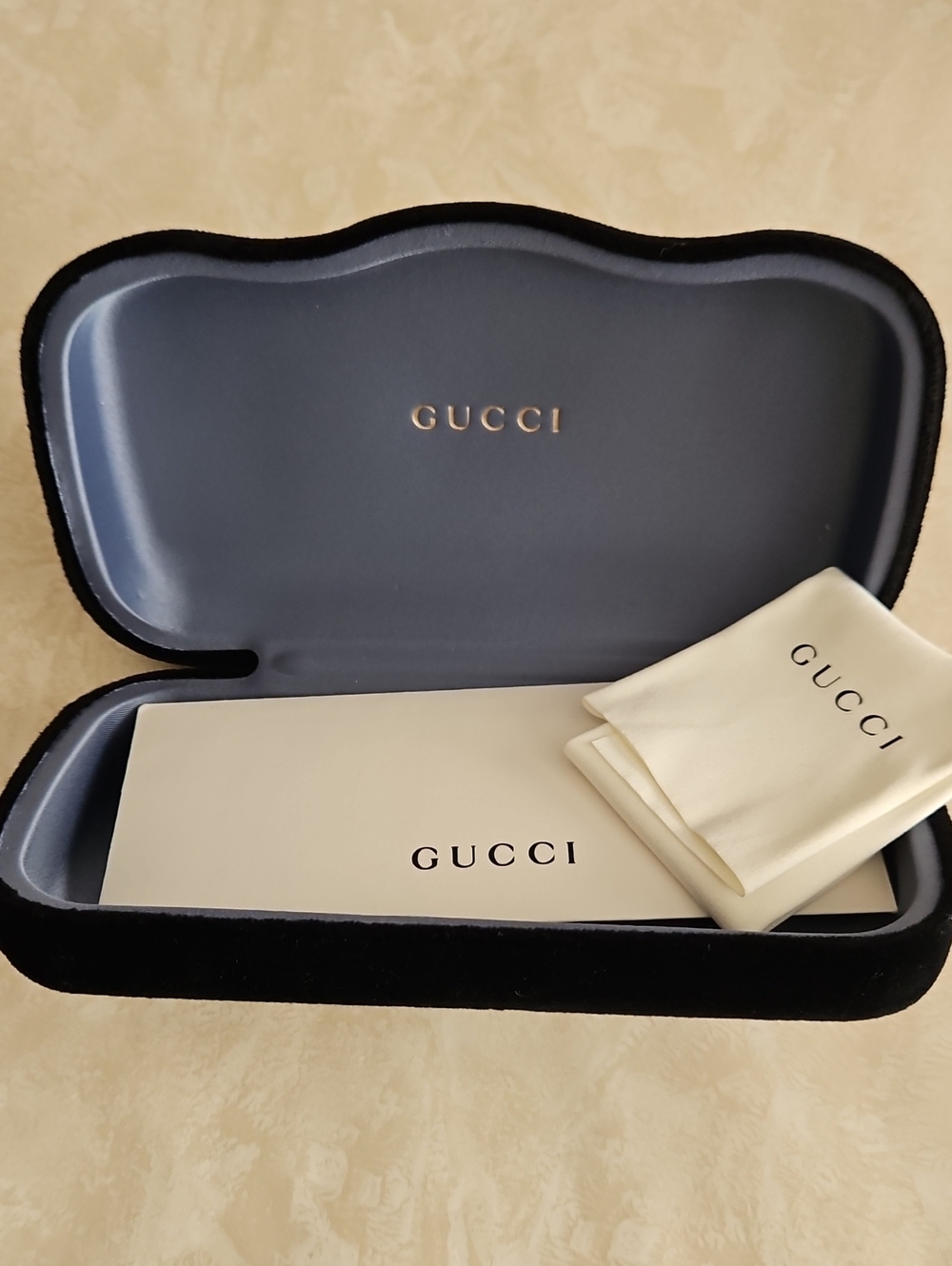 Gucci Black Velvet Hard Clamshell Sunglasses Eyeglass Case & Cloth.
